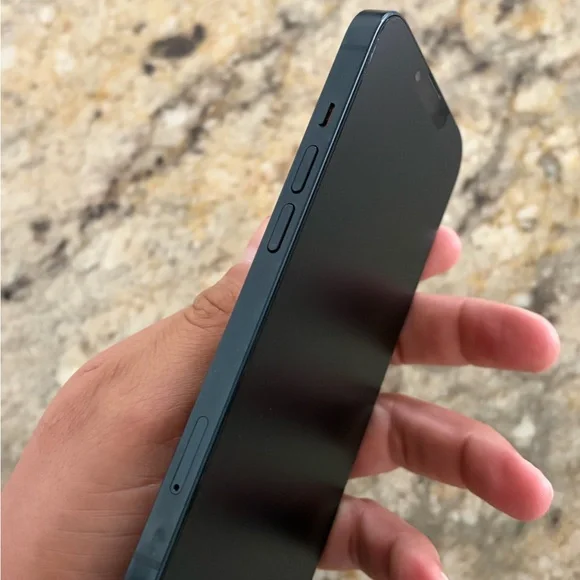 Apple iPhone 13 128GB Midnight Factory Unlocked Excellent Condition No Scratches